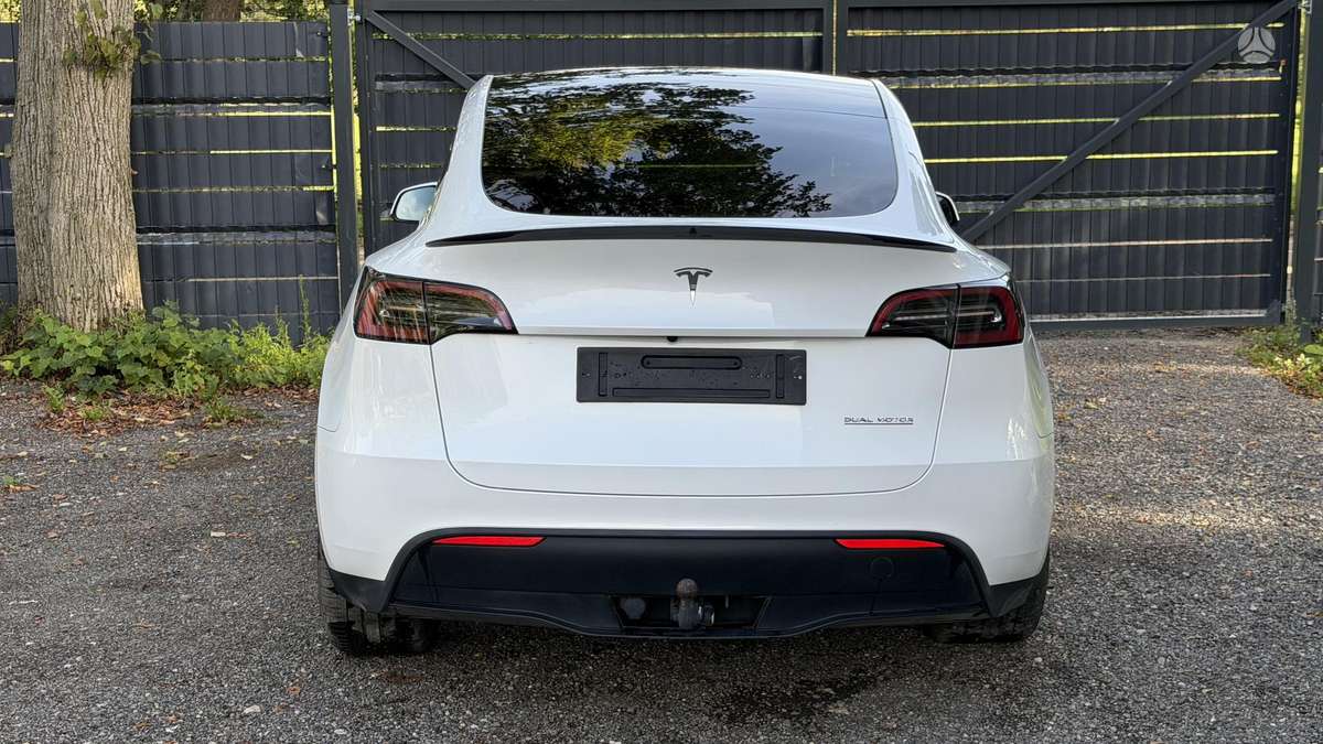 Tesla Model Y, 82 kWh, hatchback