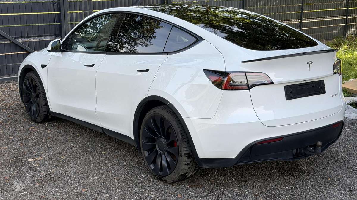 Tesla Model Y, 82 kWh, hatchback