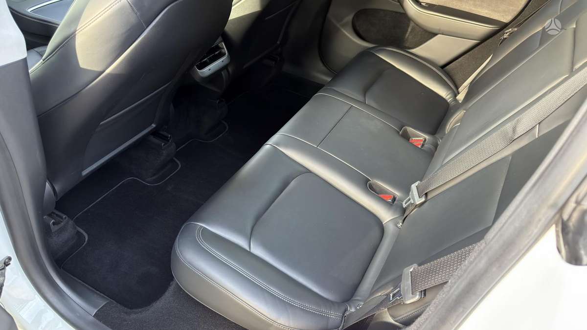 Tesla Model Y, 82 kWh, hatchback