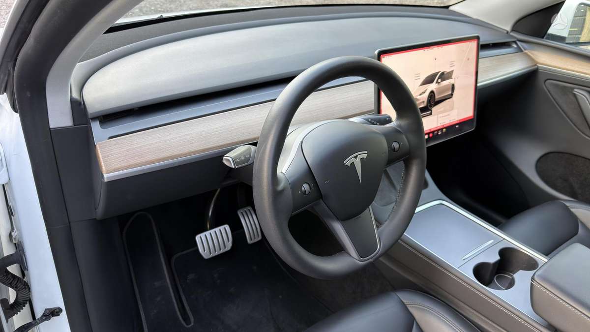 Tesla Model Y, 82 kWh, hatchback