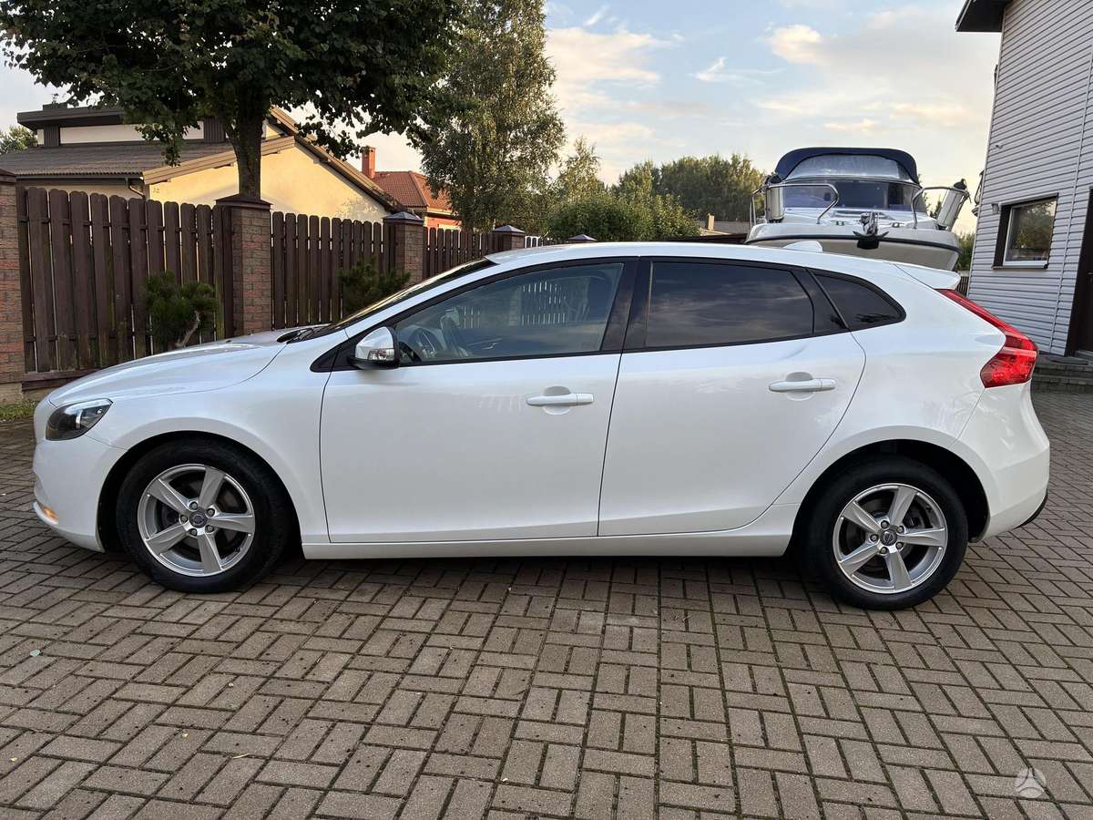 Volvo V40, 1.6 l., hatchback