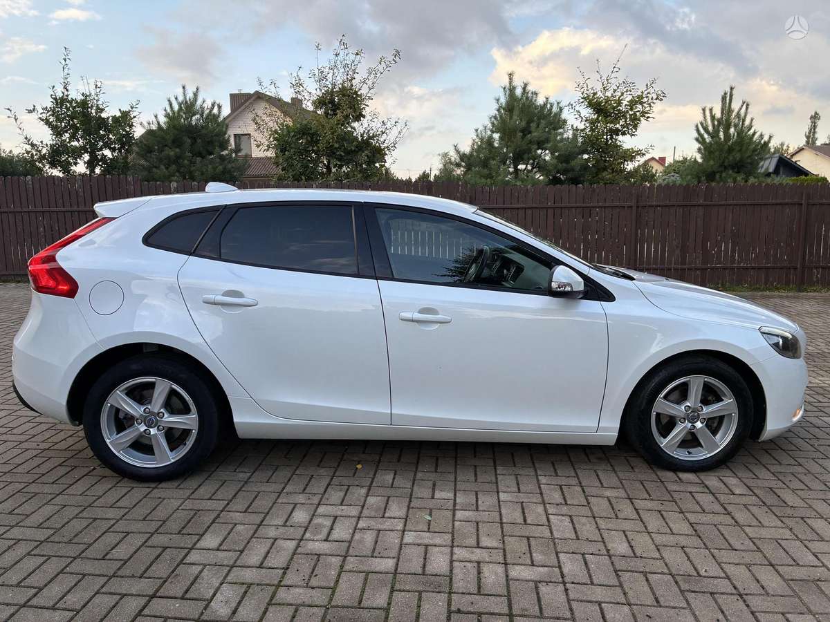 Volvo V40, 1.6 l., hatchback