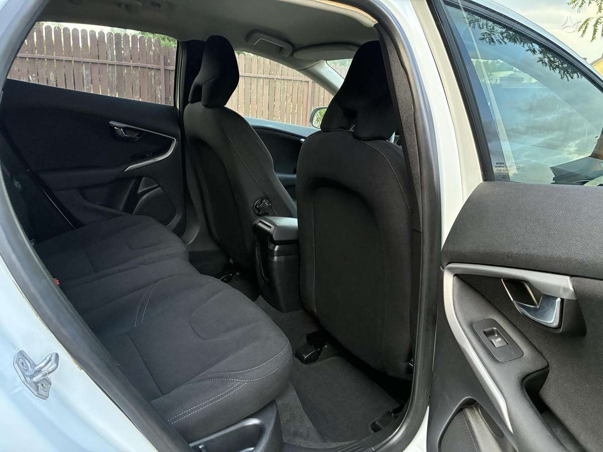 Volvo V40, 1.6 l., hatchback