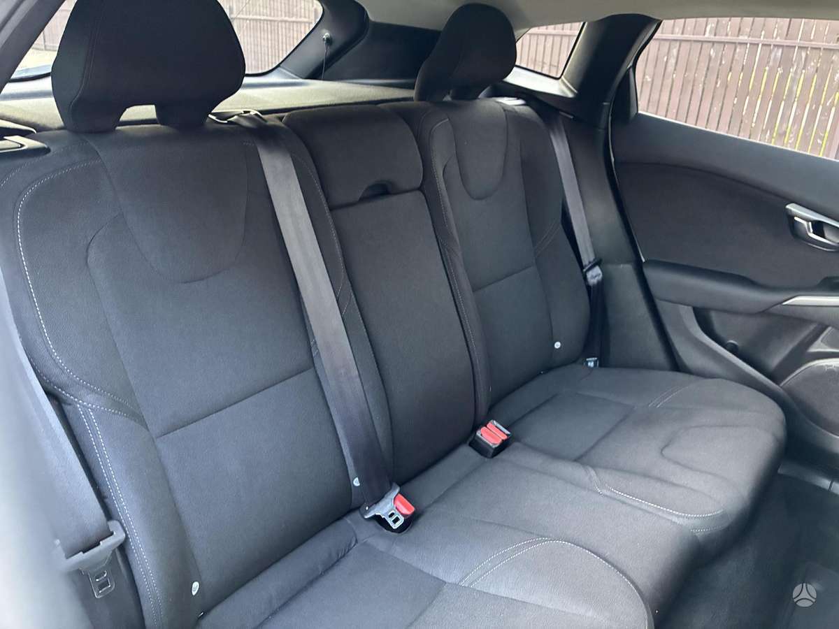 Volvo V40, 1.6 l., hatchback
