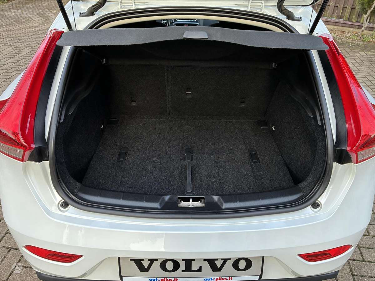 Volvo V40, 1.6 l., hatchback