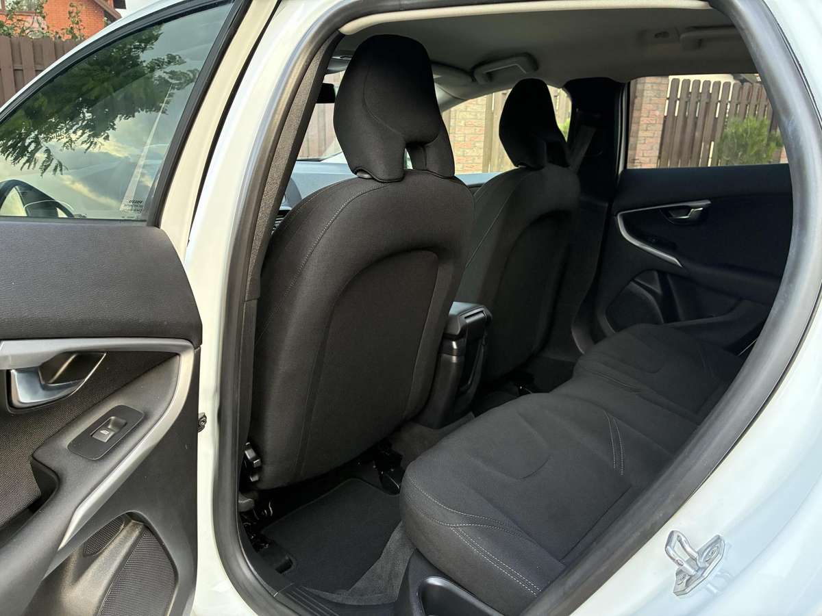 Volvo V40, 1.6 l., hatchback