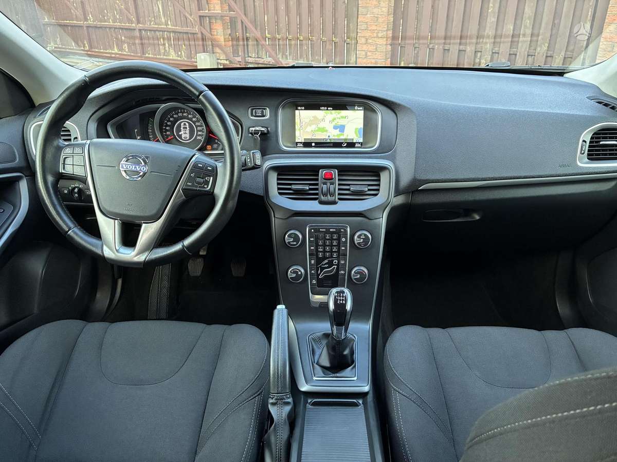 Volvo V40, 1.6 l., hatchback