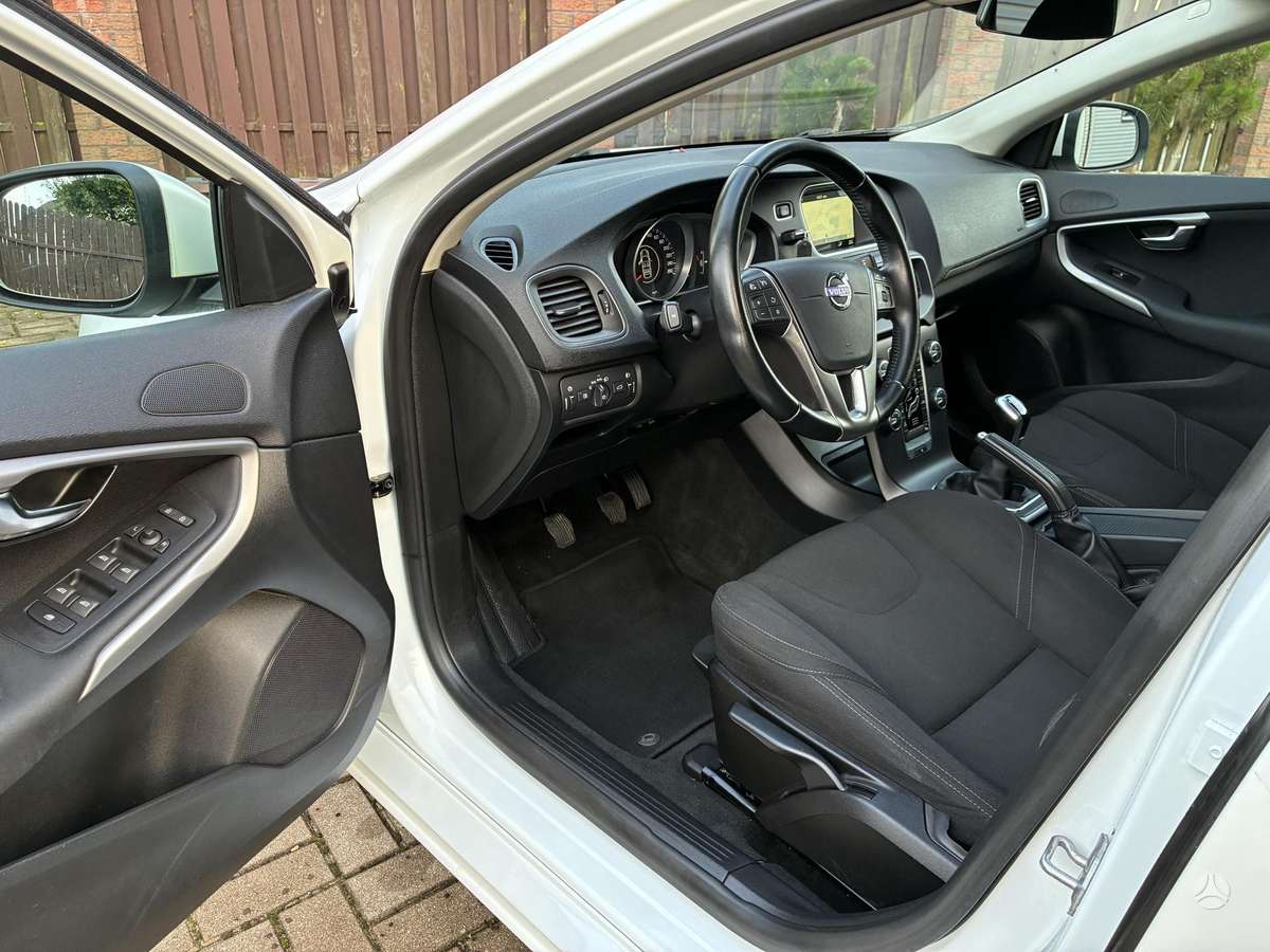 Volvo V40, 1.6 l., hatchback