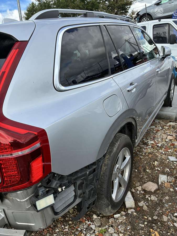 Volvo XC90, 2.0 l., off-road / crossover