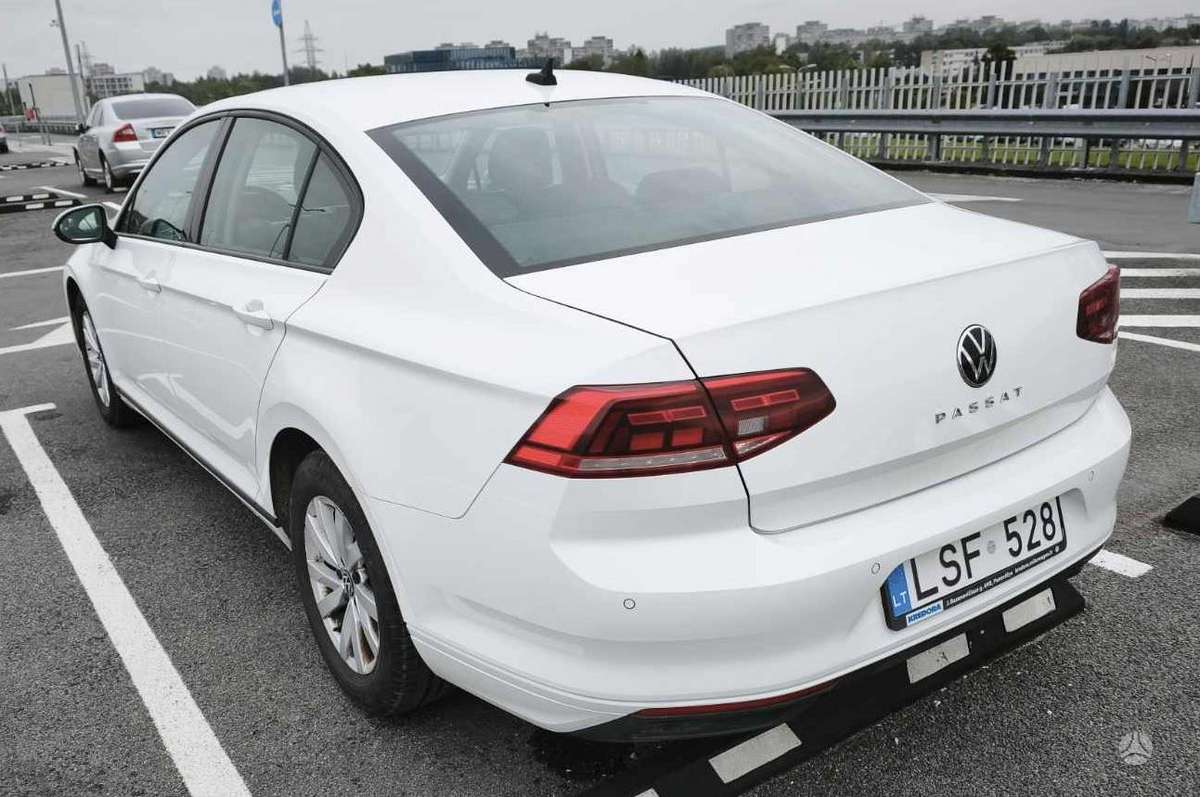 Volkswagen Passat - 1