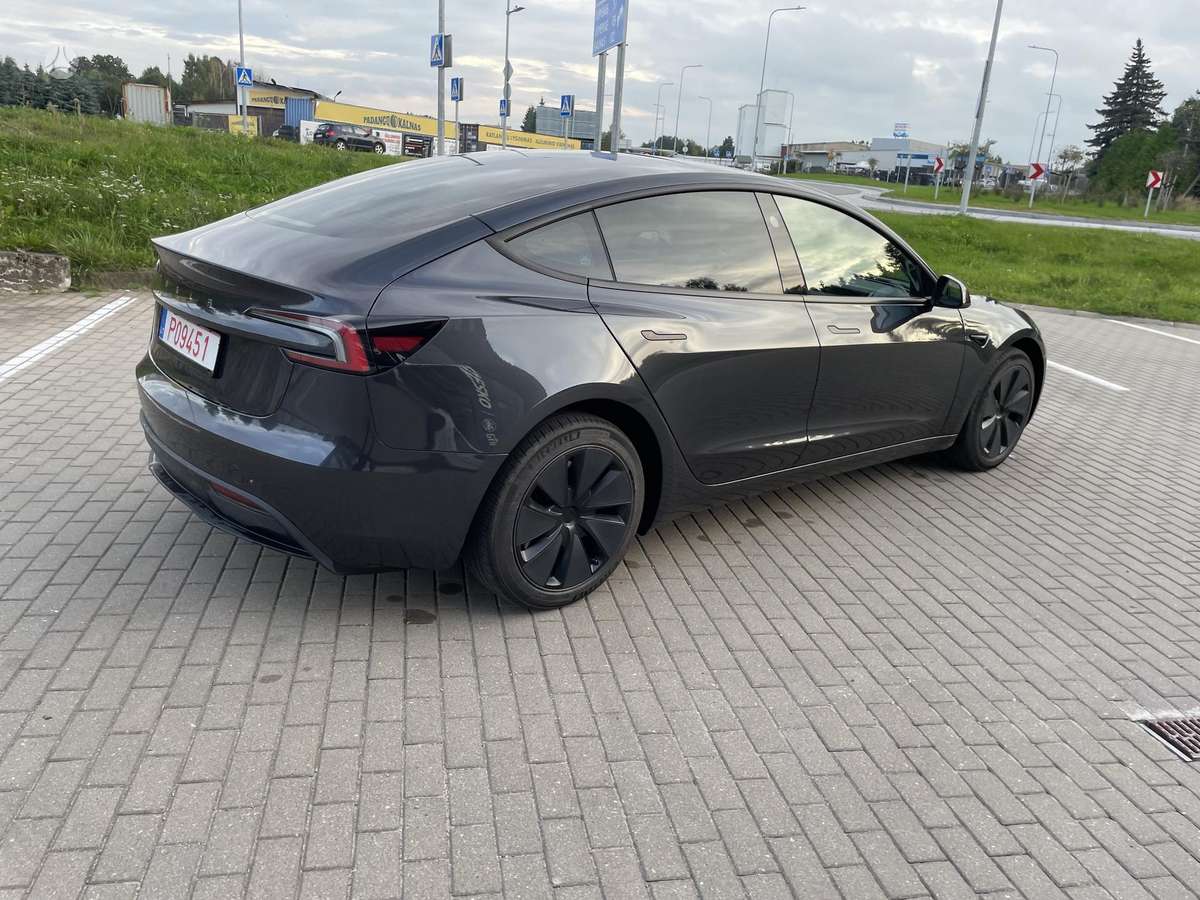 Tesla Model 3 - 4