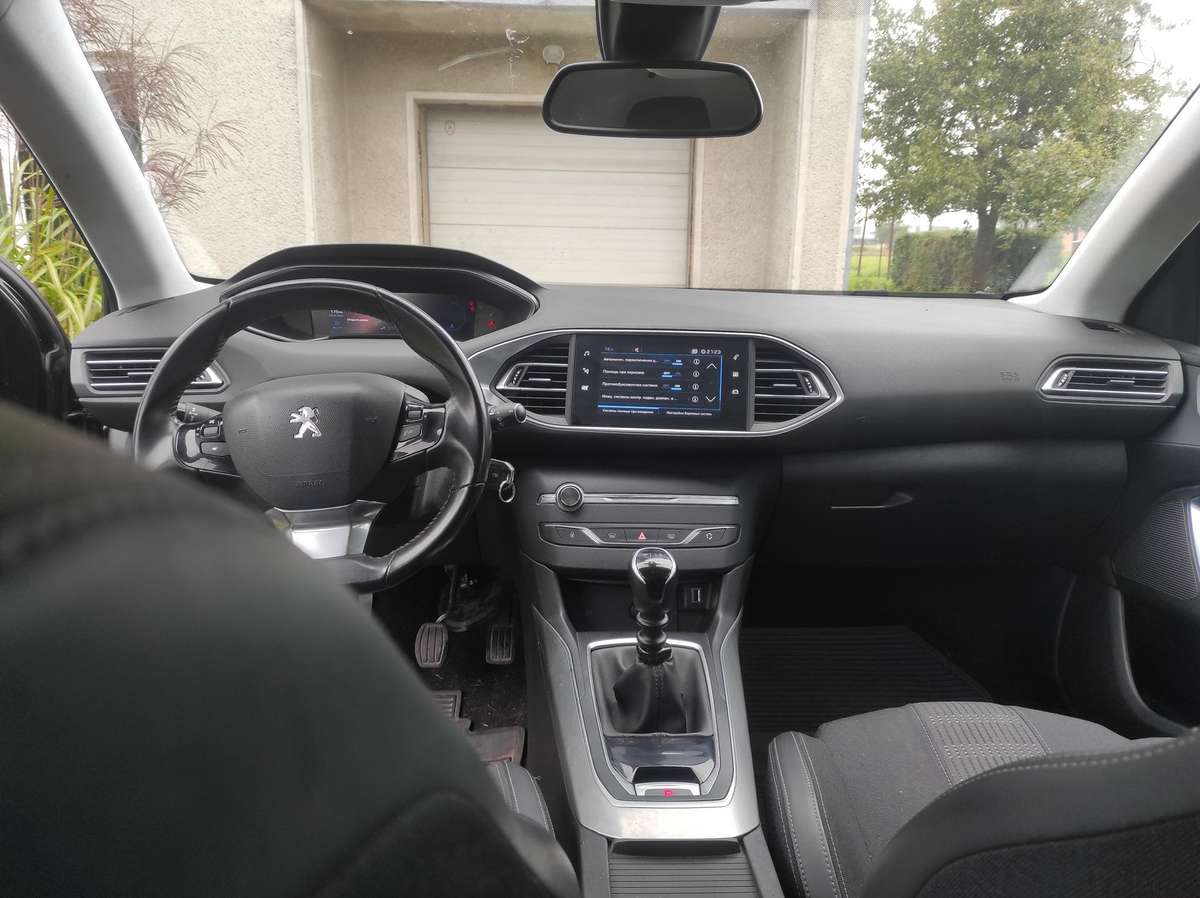 Peugeot 208 - 5