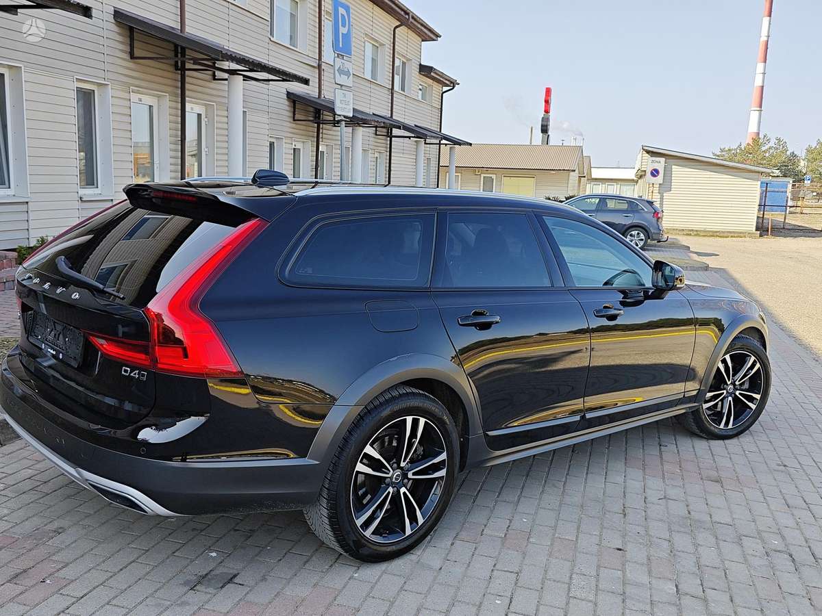 Volvo V90 Cross Country - 2