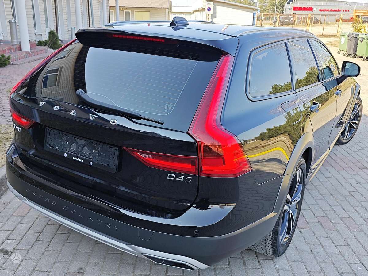 Volvo V90 Cross Country - 3