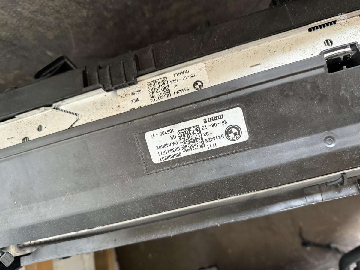 BMW X5 variklio aušinimo detalės