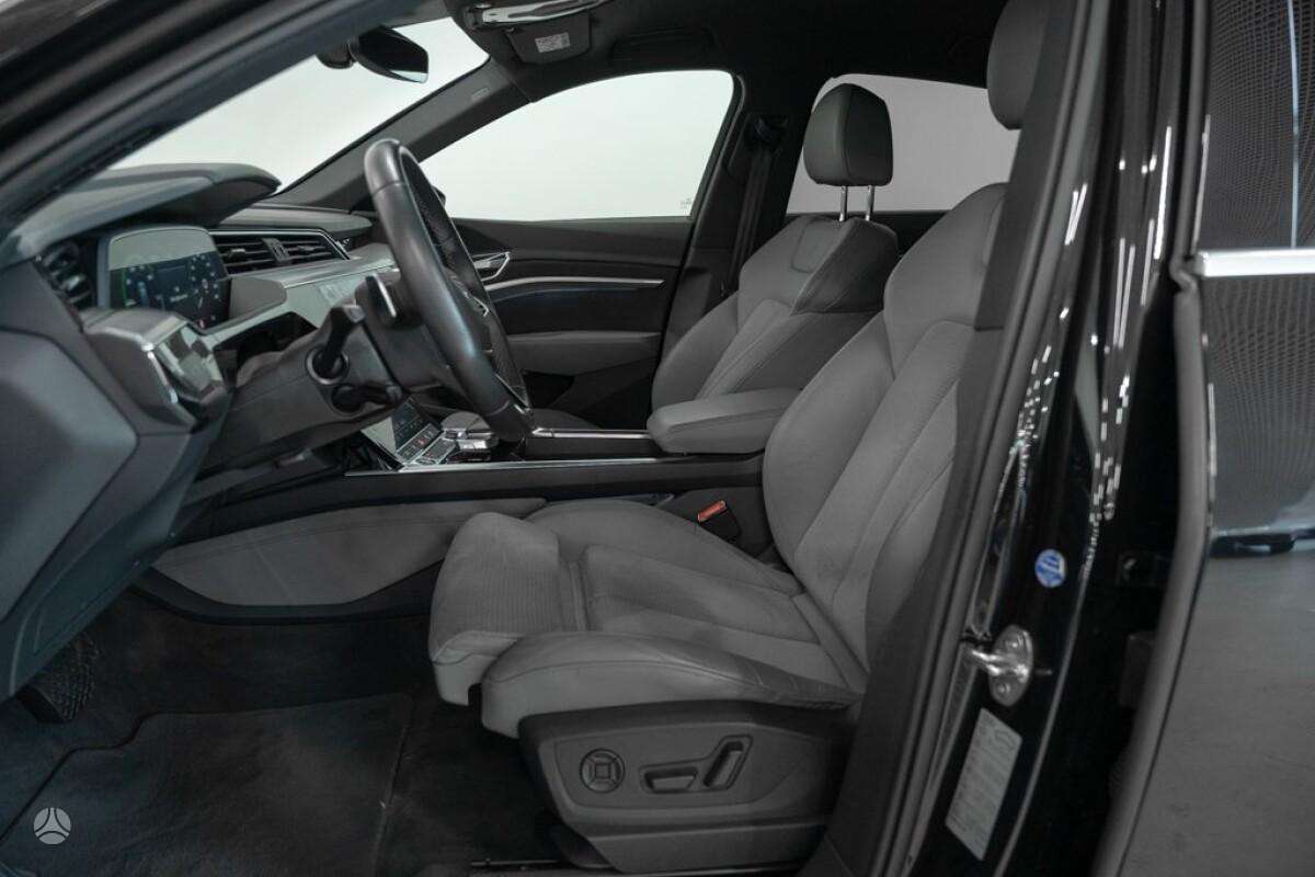 Audi e-tron, off-road / crossover