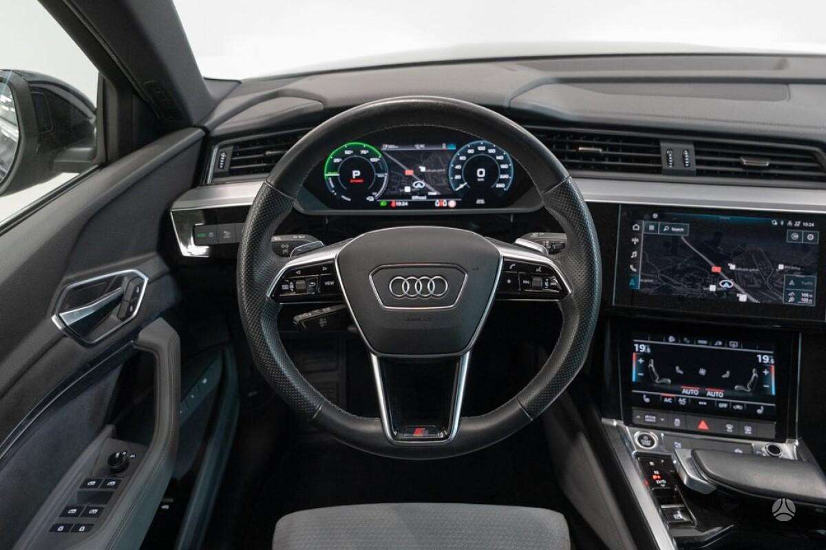 Audi e-tron, off-road / crossover