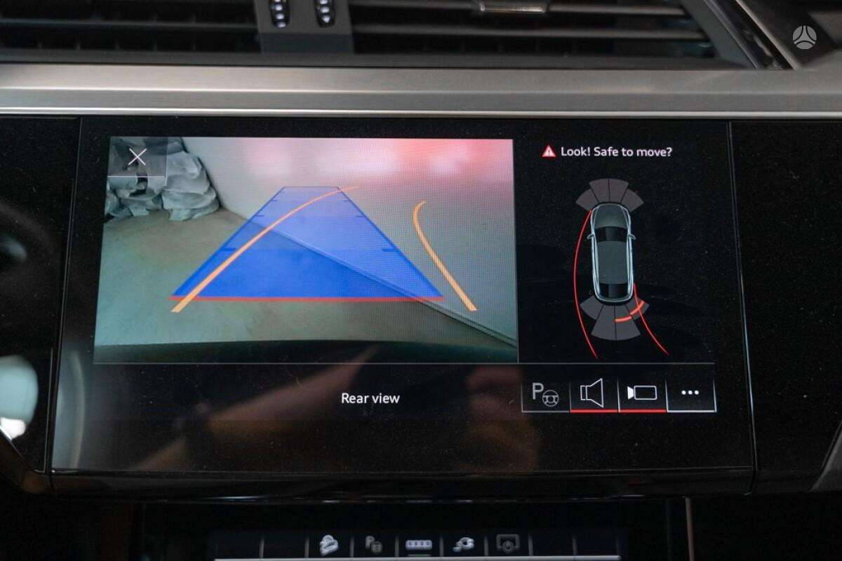 Audi e-tron, off-road / crossover