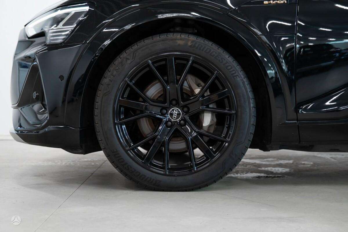 Audi e-tron, off-road / crossover