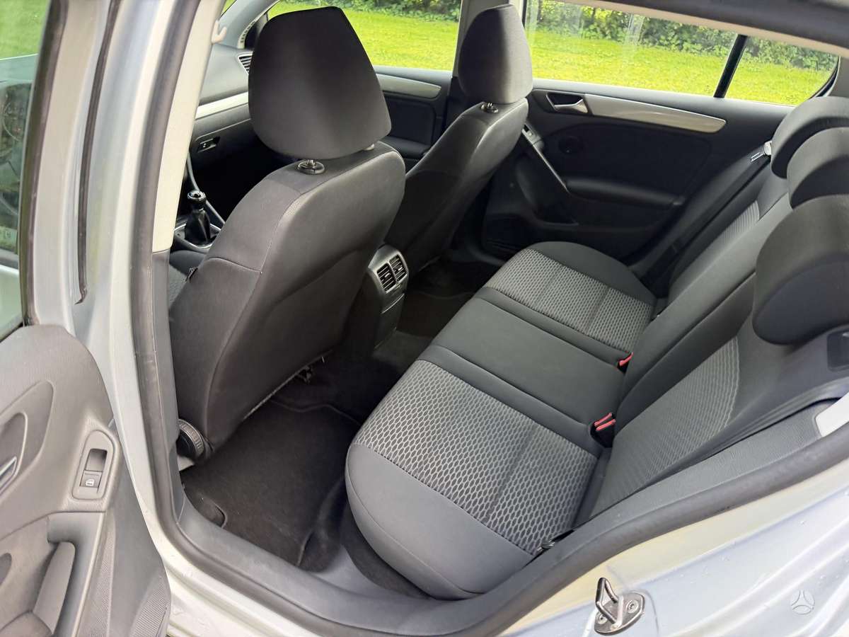 Volkswagen Golf - 6