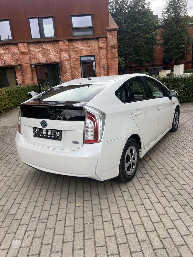 Toyota Prius - 4