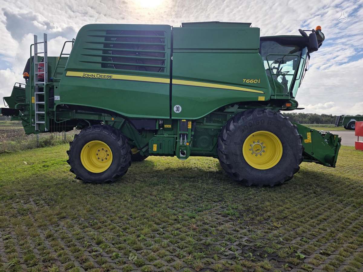 John Deere T660, combine harvesters