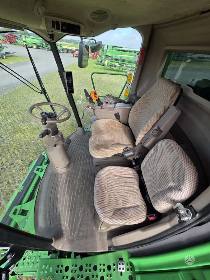 John Deere T660, combine harvesters