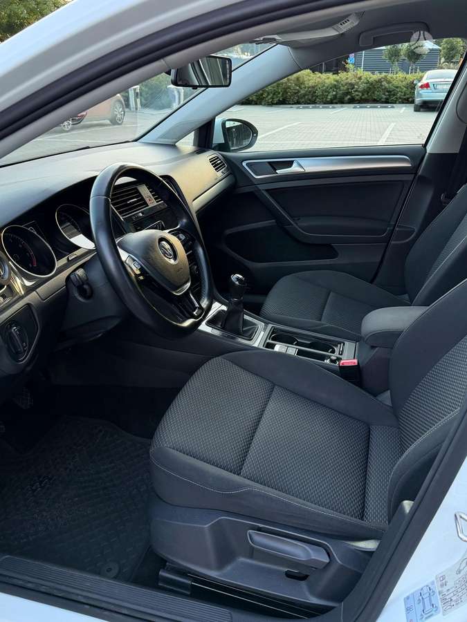Volkswagen Golf - 10