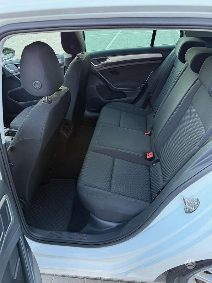 Volkswagen Golf - 11
