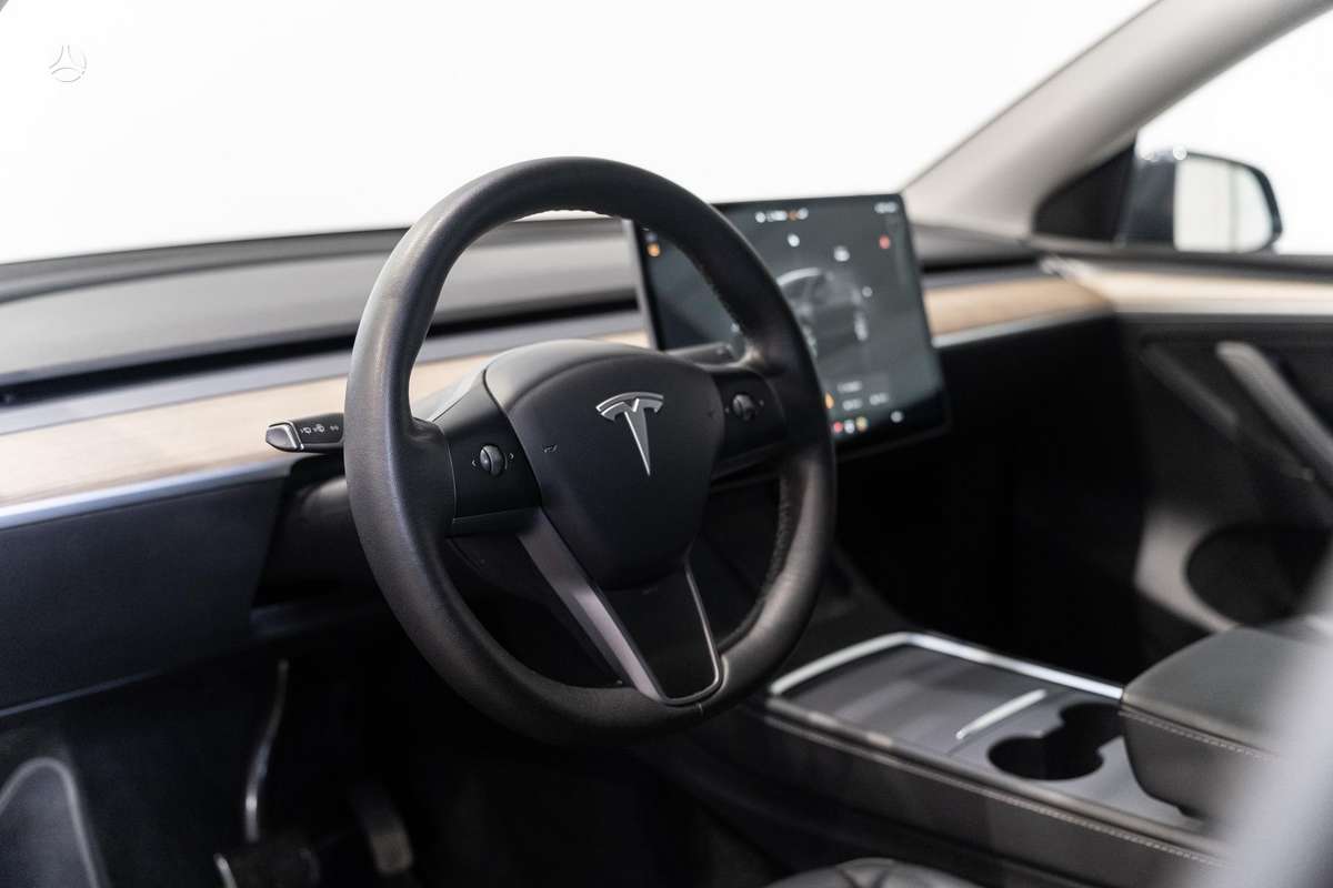 Tesla Model Y - 7