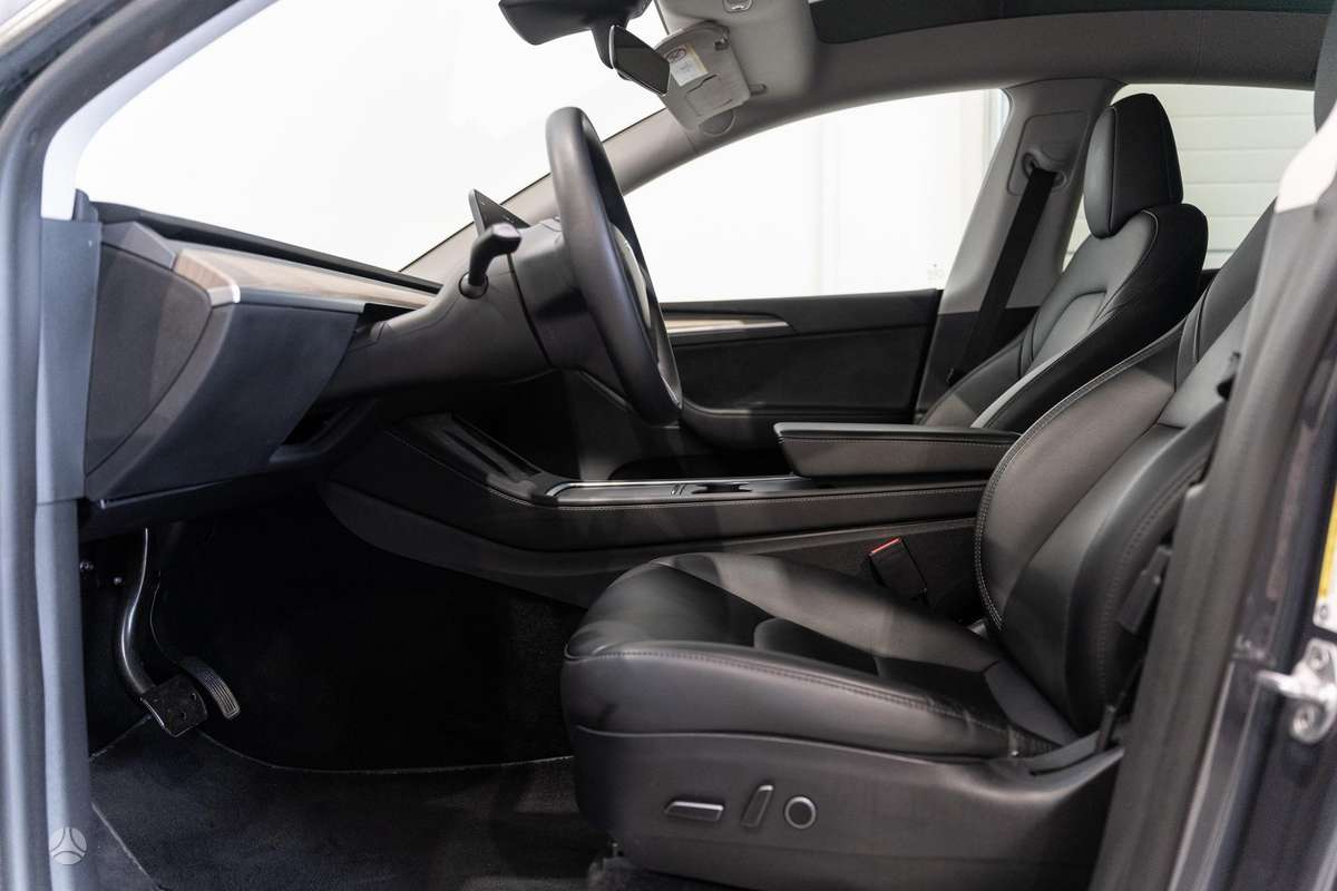 Tesla Model Y - 9