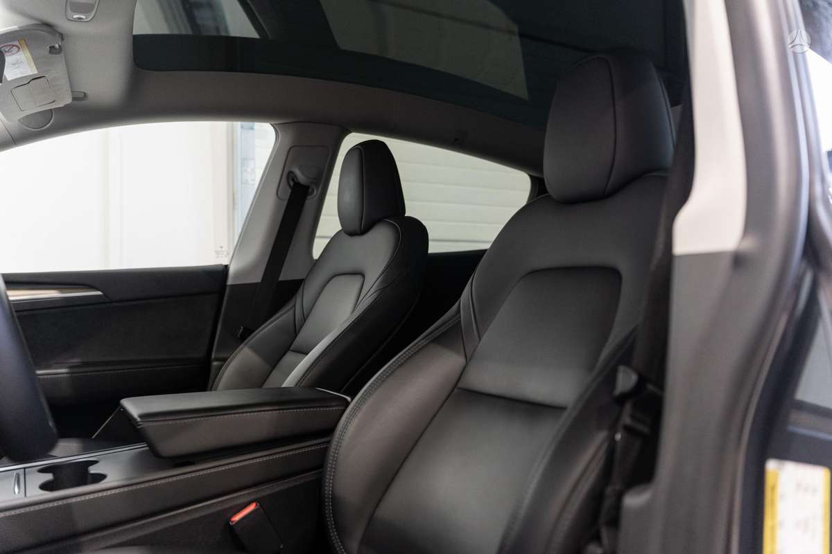 Tesla Model Y - 10