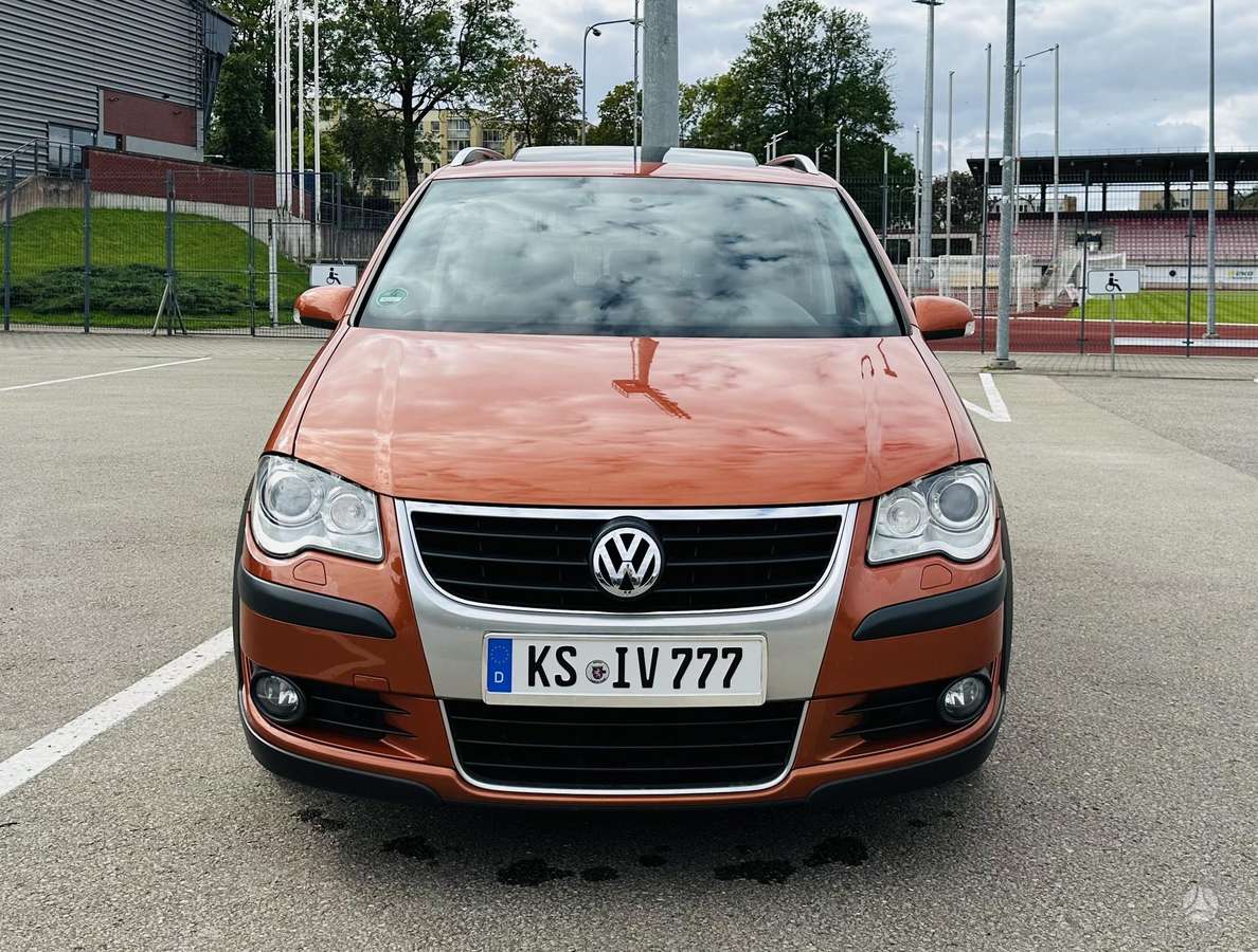 Volkswagen Touran - 1