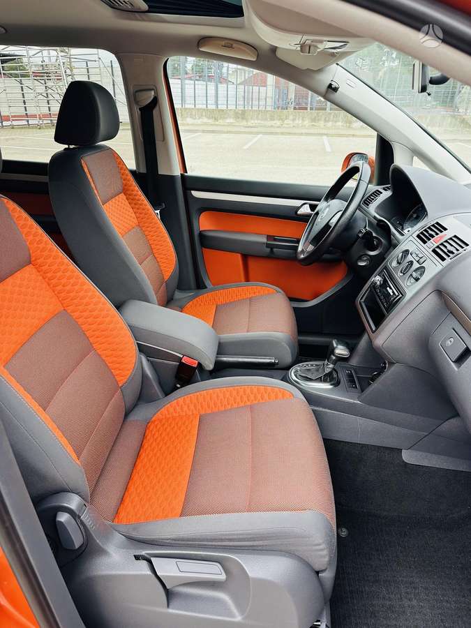 Volkswagen Touran - 10