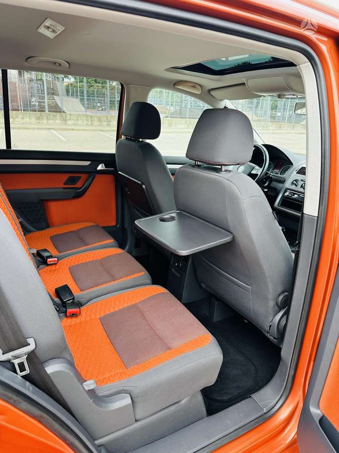 Volkswagen Touran - 11