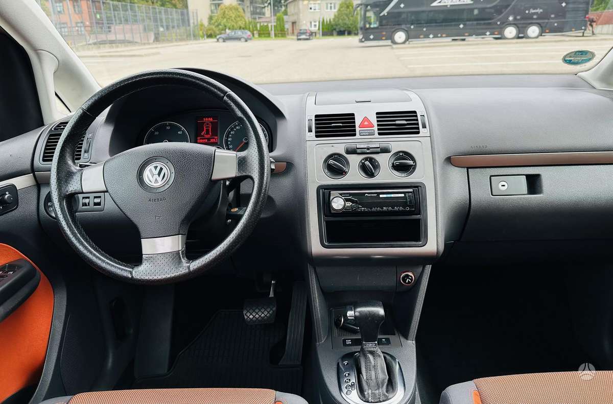Volkswagen Touran - 12