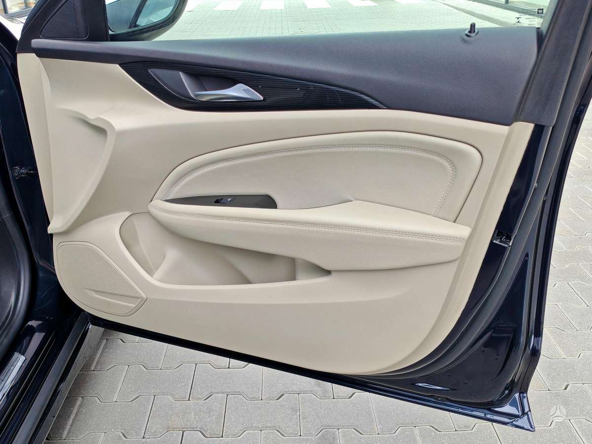 Opel Insignia, 2.0 l., hatchback