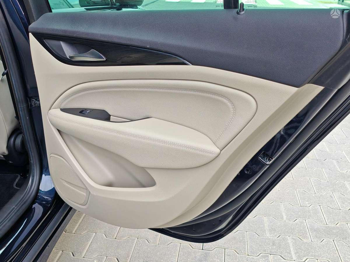 Opel Insignia, 2.0 l., hatchback