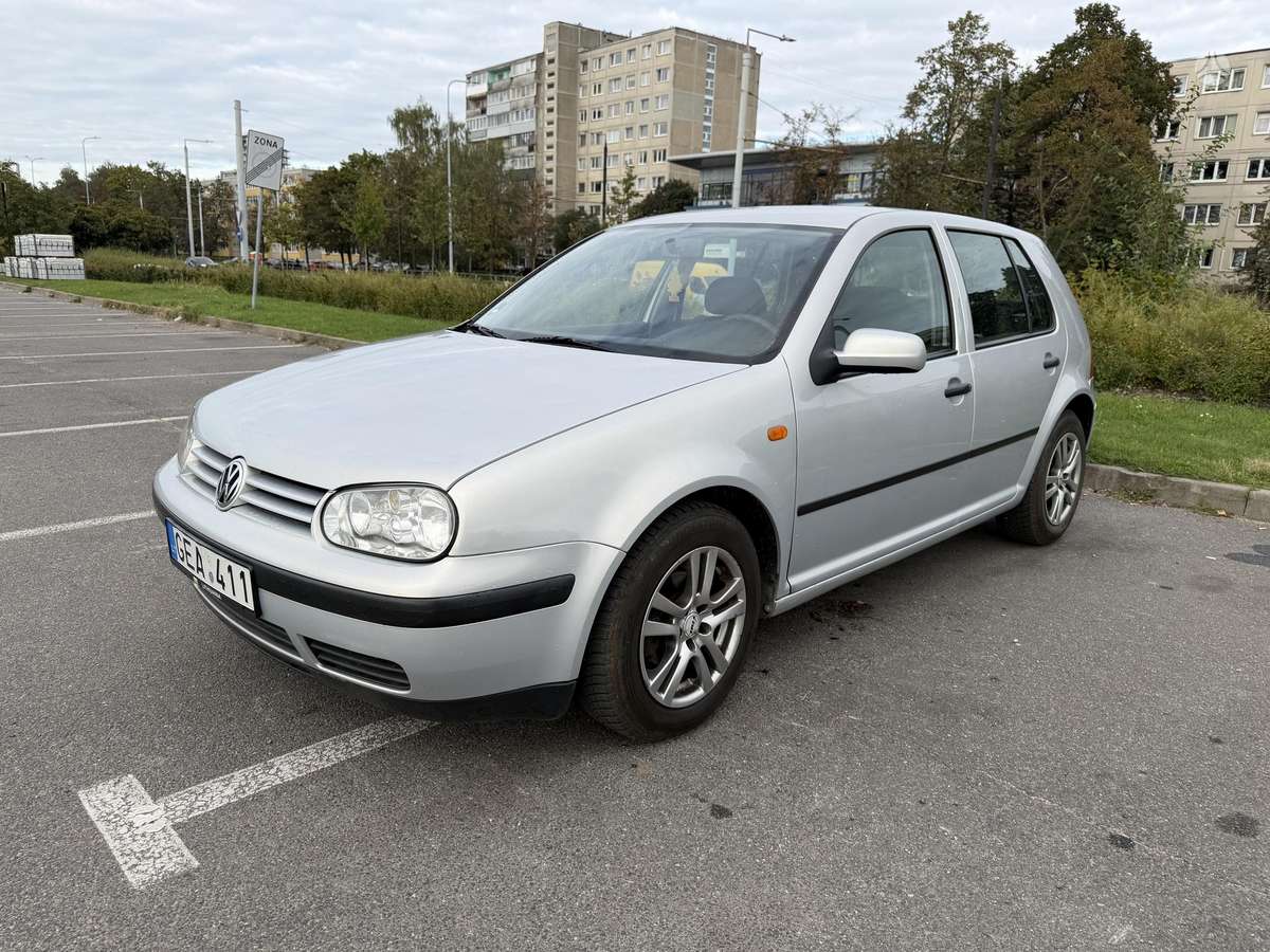 Volkswagen Golf - 1