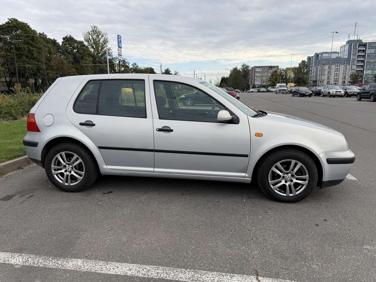 Volkswagen Golf - 4