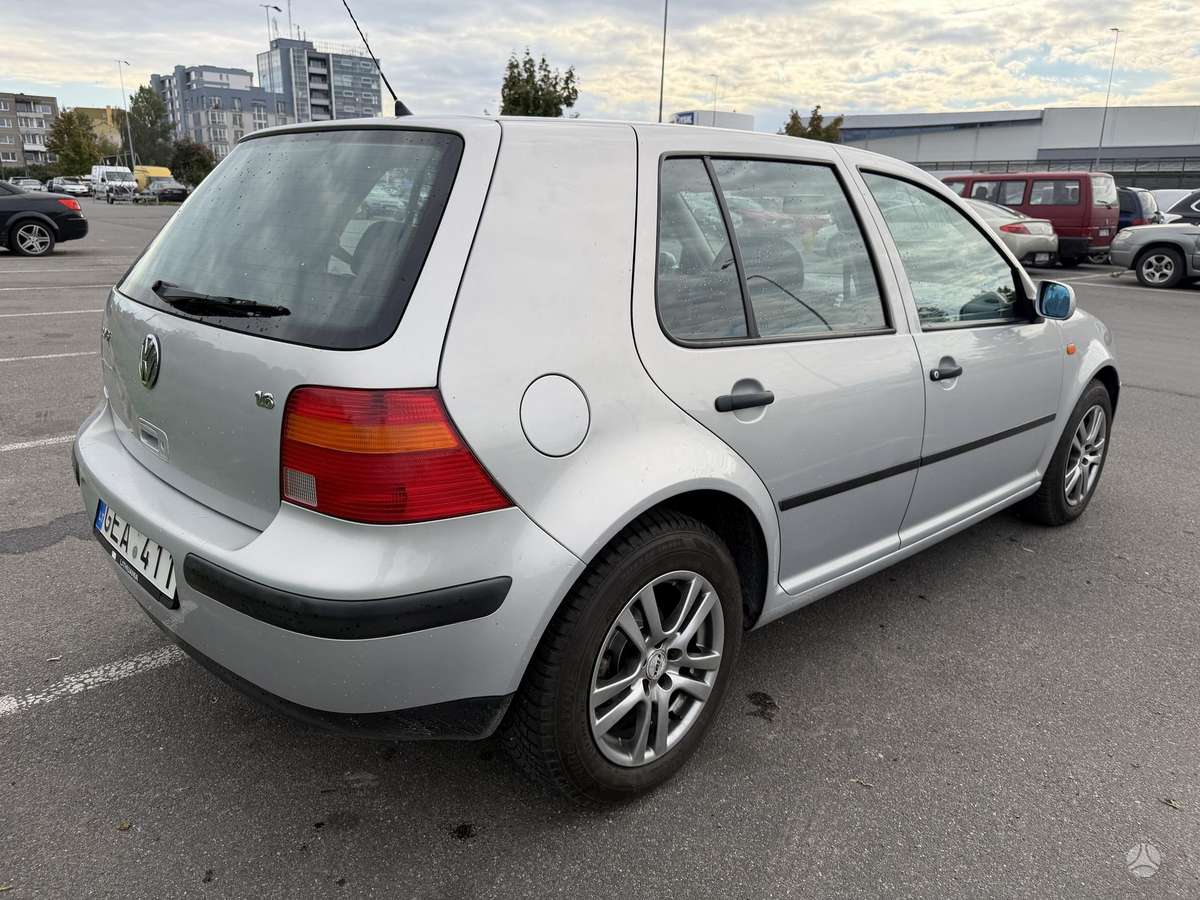 Volkswagen Golf - 6