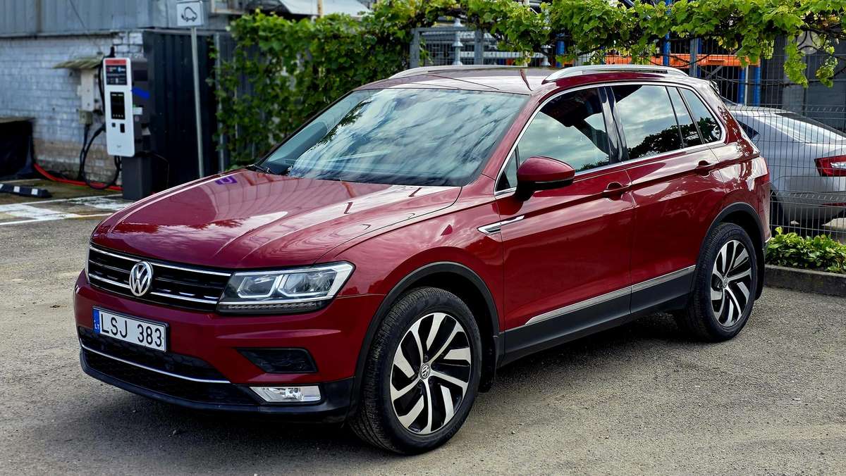 Volkswagen Tiguan - 1