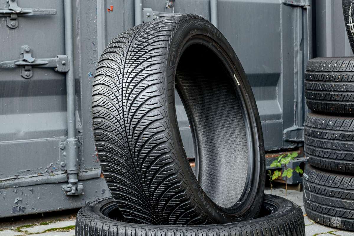 Goodyear SUV Vector4Season, winter 235/45 R19