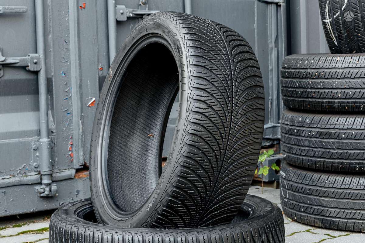 Goodyear SUV Vector4Season, winter 235/45 R19