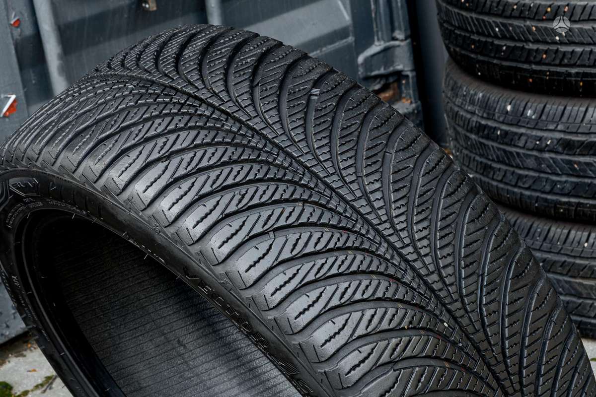 Goodyear SUV Vector4Season, winter 235/45 R19