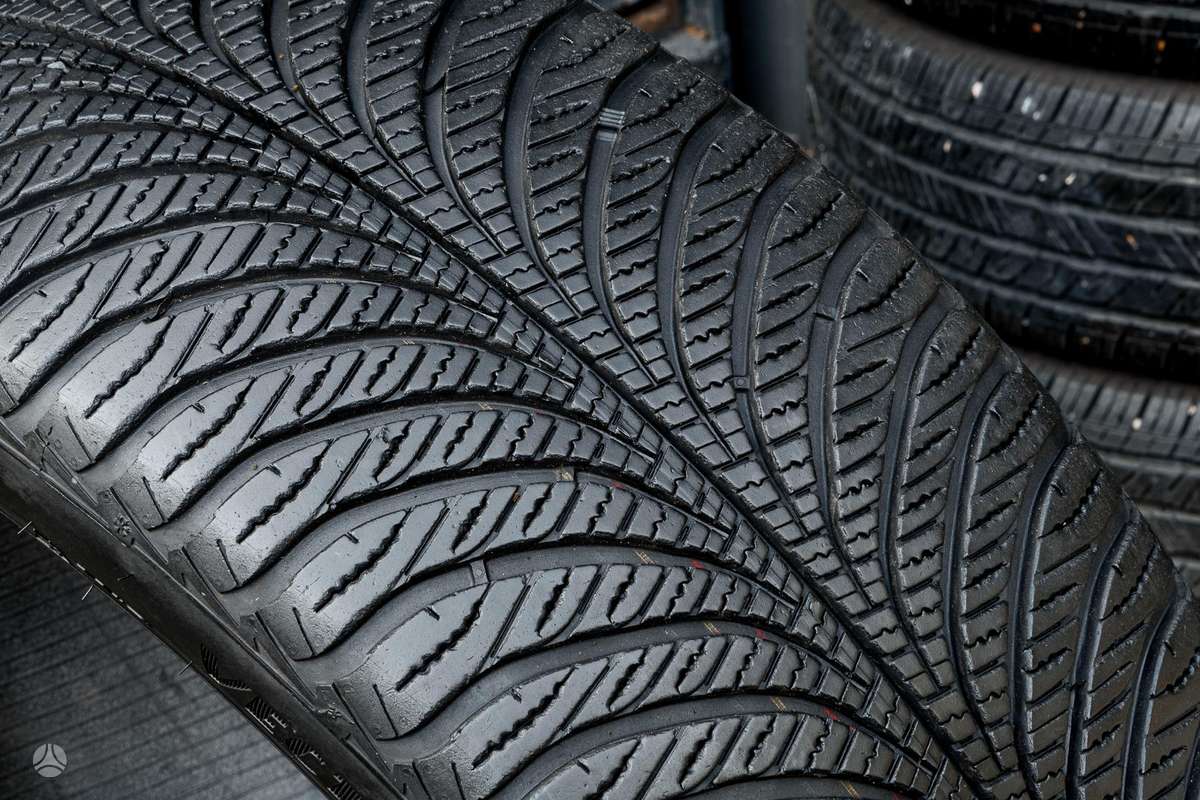 Goodyear SUV Vector4Season, winter 235/45 R19