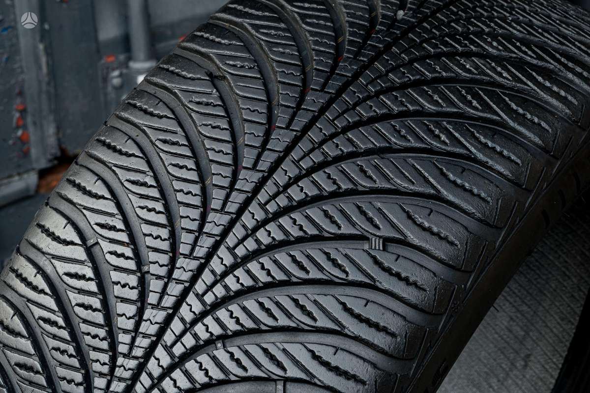 Goodyear SUV Vector4Season, winter 235/45 R19