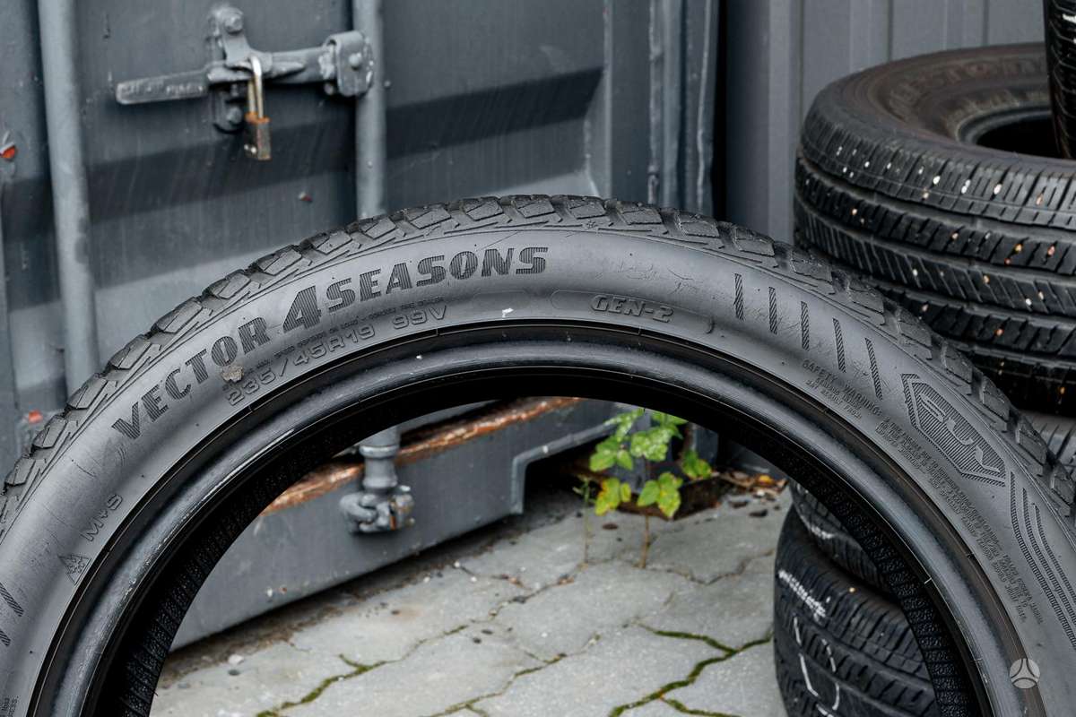 Goodyear SUV Vector4Season, winter 235/45 R19