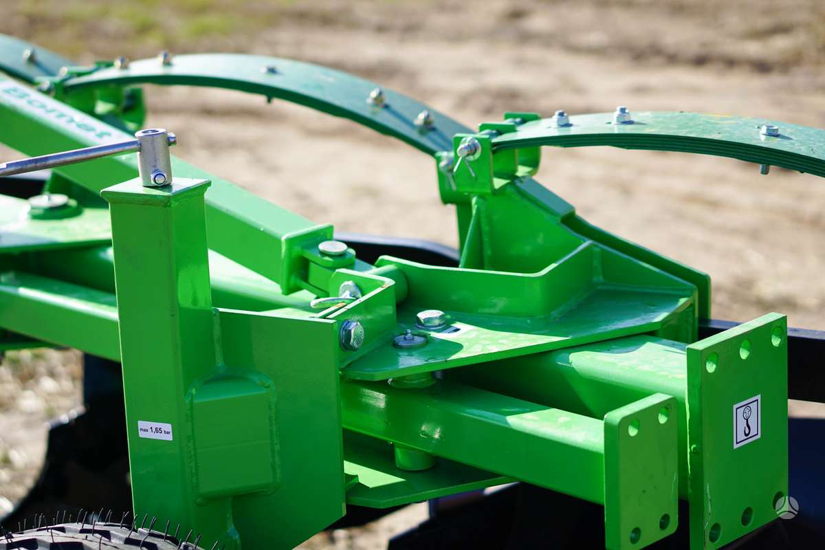 Bomet Plūgai su lingine apsauga, ploughs