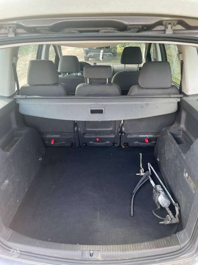 Volkswagen Touran - 4